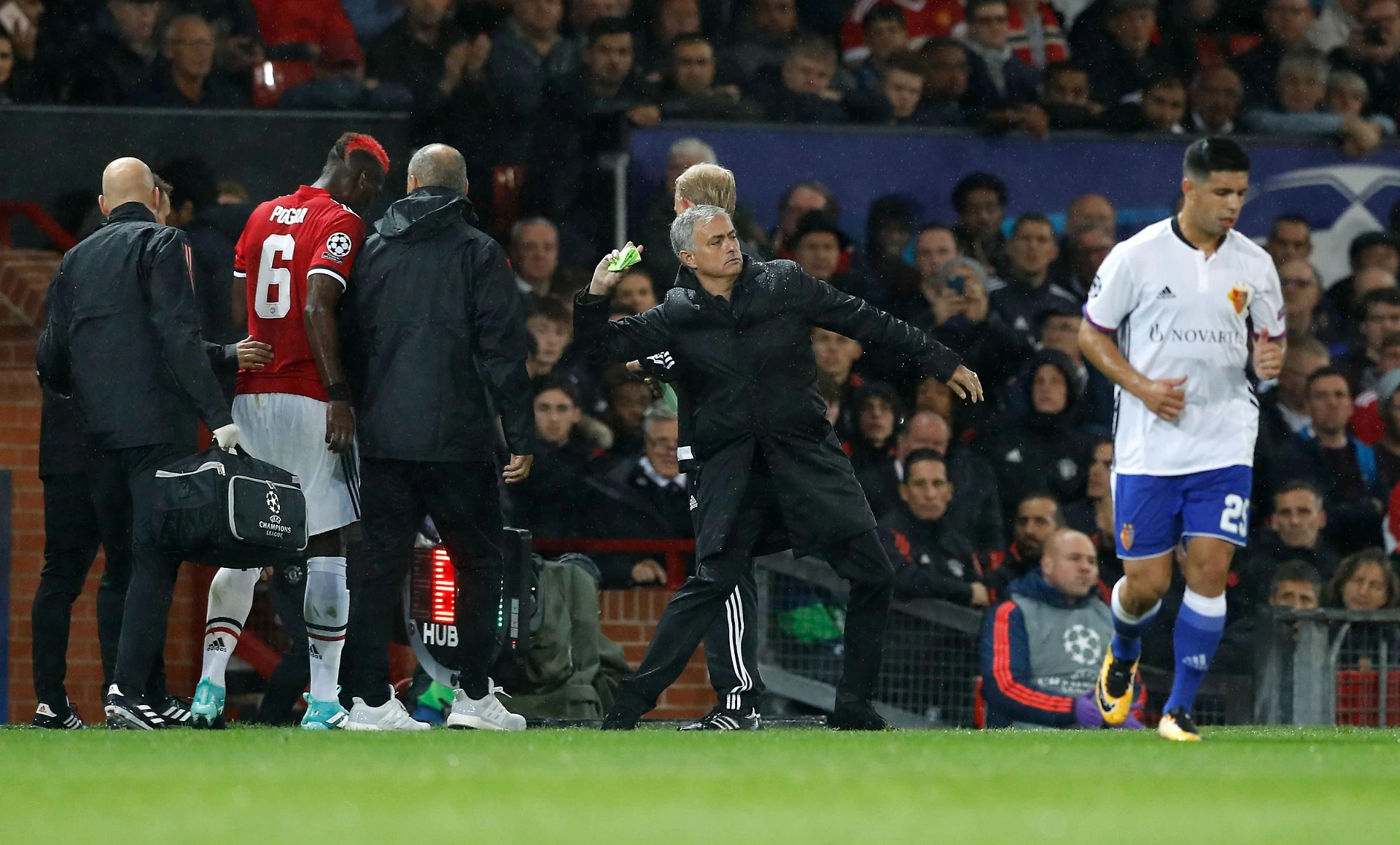 Manchester United, Mourinho punisce Pogba con tre giornate fuori dal campo: ha saltato l'allenamento perché dormiva
