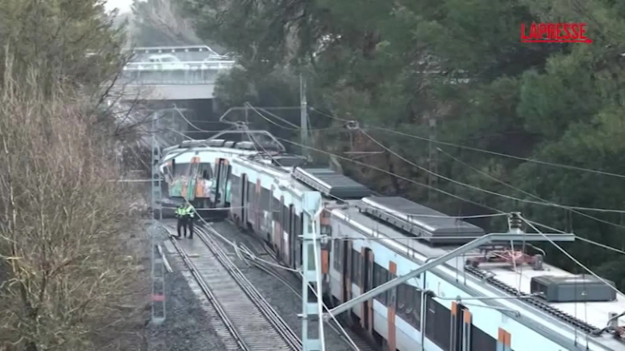 Treno deraglia in Catalogna: morto il macchinista