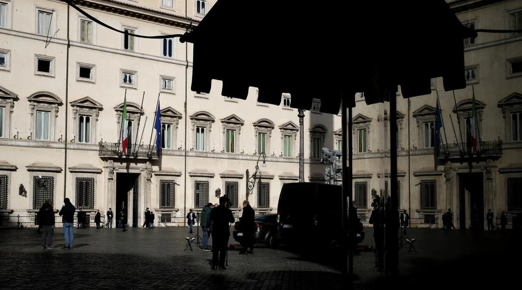 Crisi, a Palazzo Chigi spunta una scritta misteriosa: "Non ha futuro", segnale per Conte dopo l'attacco hacker?