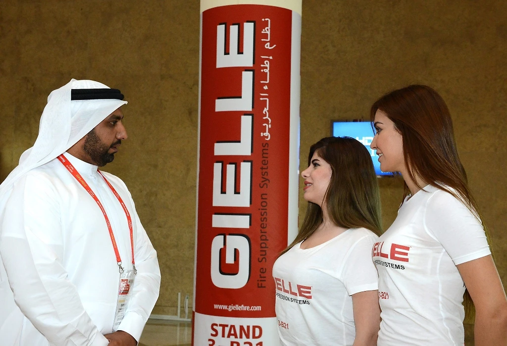 Dubai, minacce di morte a un'azienda italiana: colpa di una foto con lo sceicco e due sexy hostess