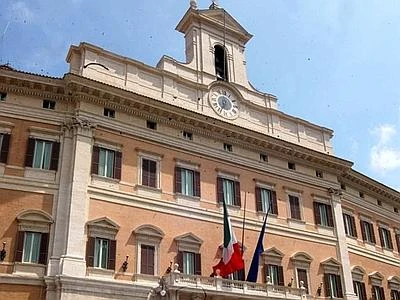 Lombardi: ''Napolitano? Faccia il nonno''. Commissioni, continua la protesta del M5S