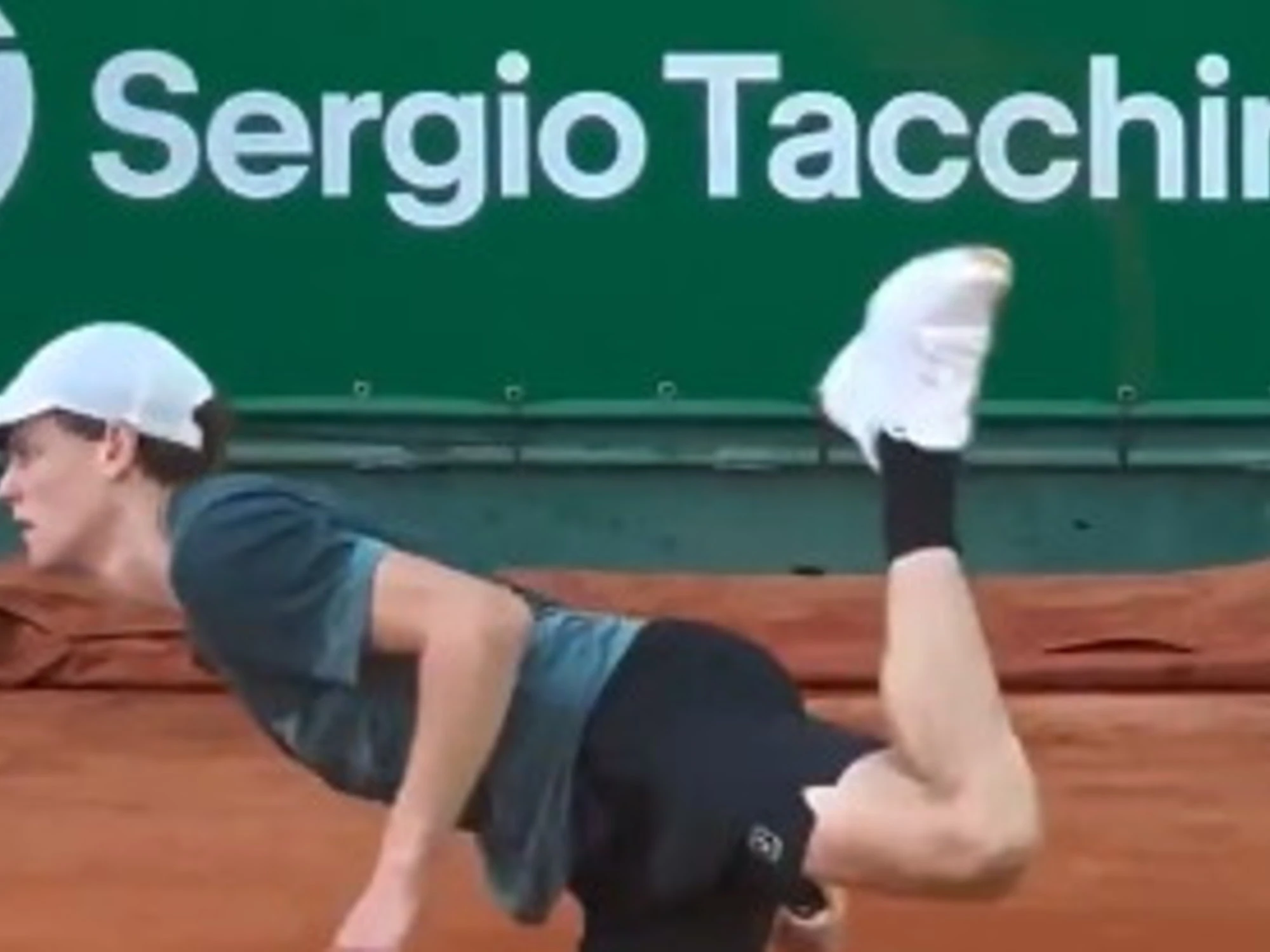 Sinner show a Montecarlo: vince nel doppio e colpo di tacco