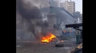 Trattori a Bruxelles, statua in fiamme e devastazioni: guerriglia davanti all'Europarlamento