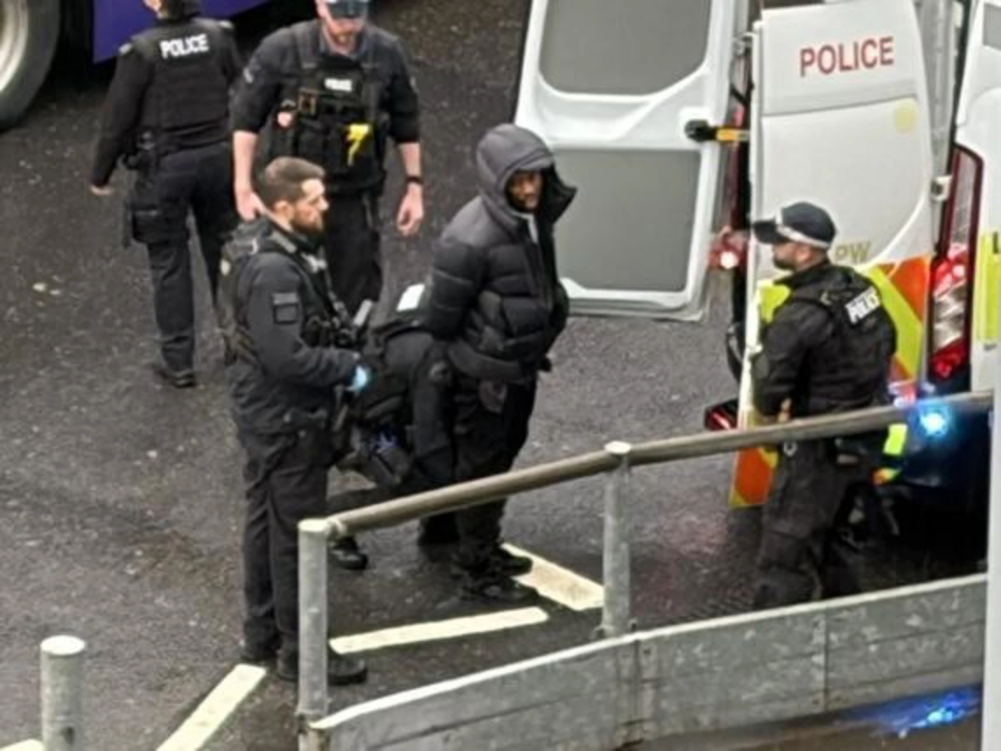 Heathrow, aggredisce viaggiatori con spray al peperoncino nel parcheggio: un arresto