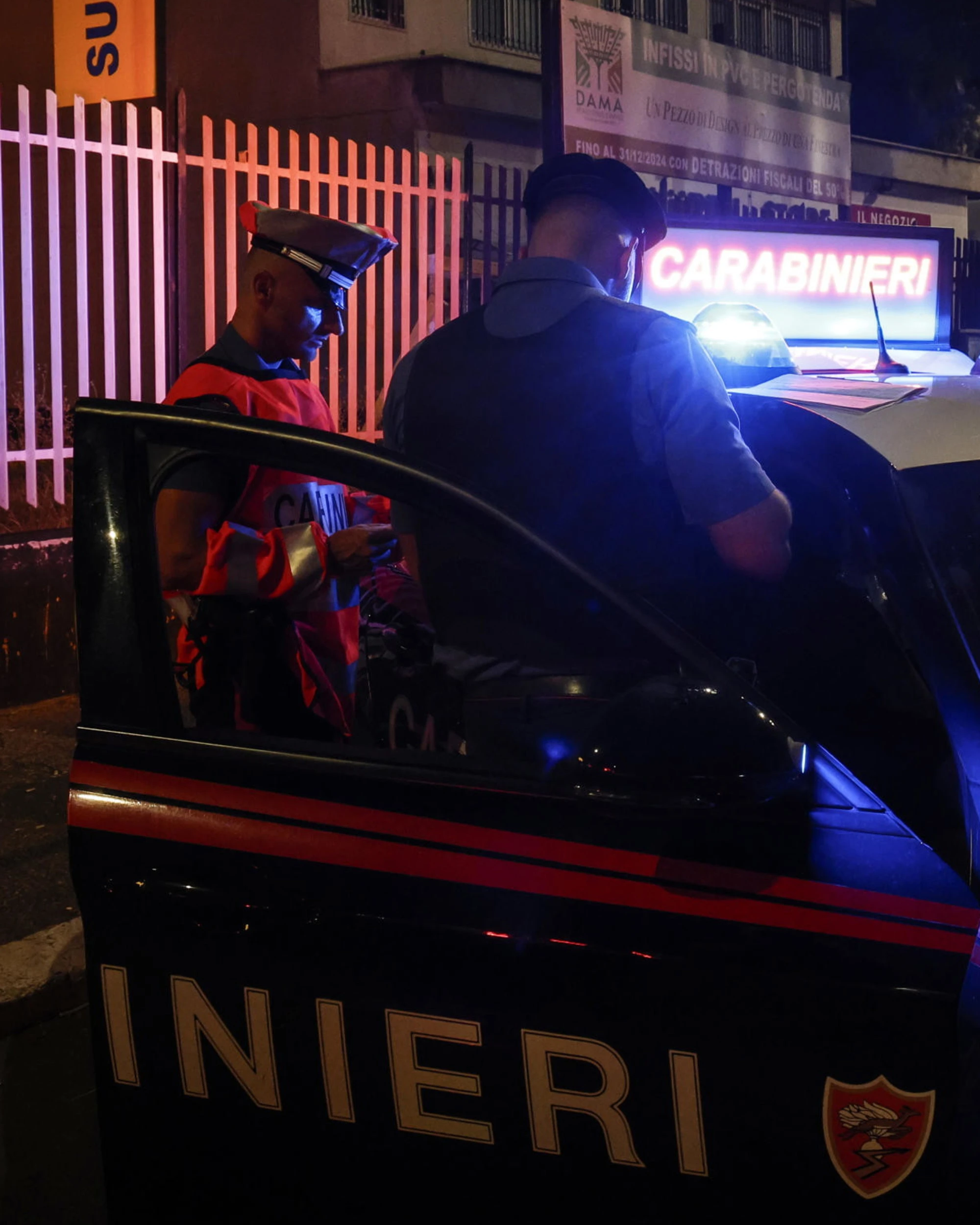 Viareggio, chiede una sigaretta a un 80enne e lo colpisce a sassate: chi è l'aggressore