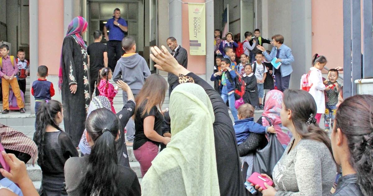 Milano, il Comune dà soldi alle scuole che prendono immigrati. Fratelli d'Italia: "Follia"