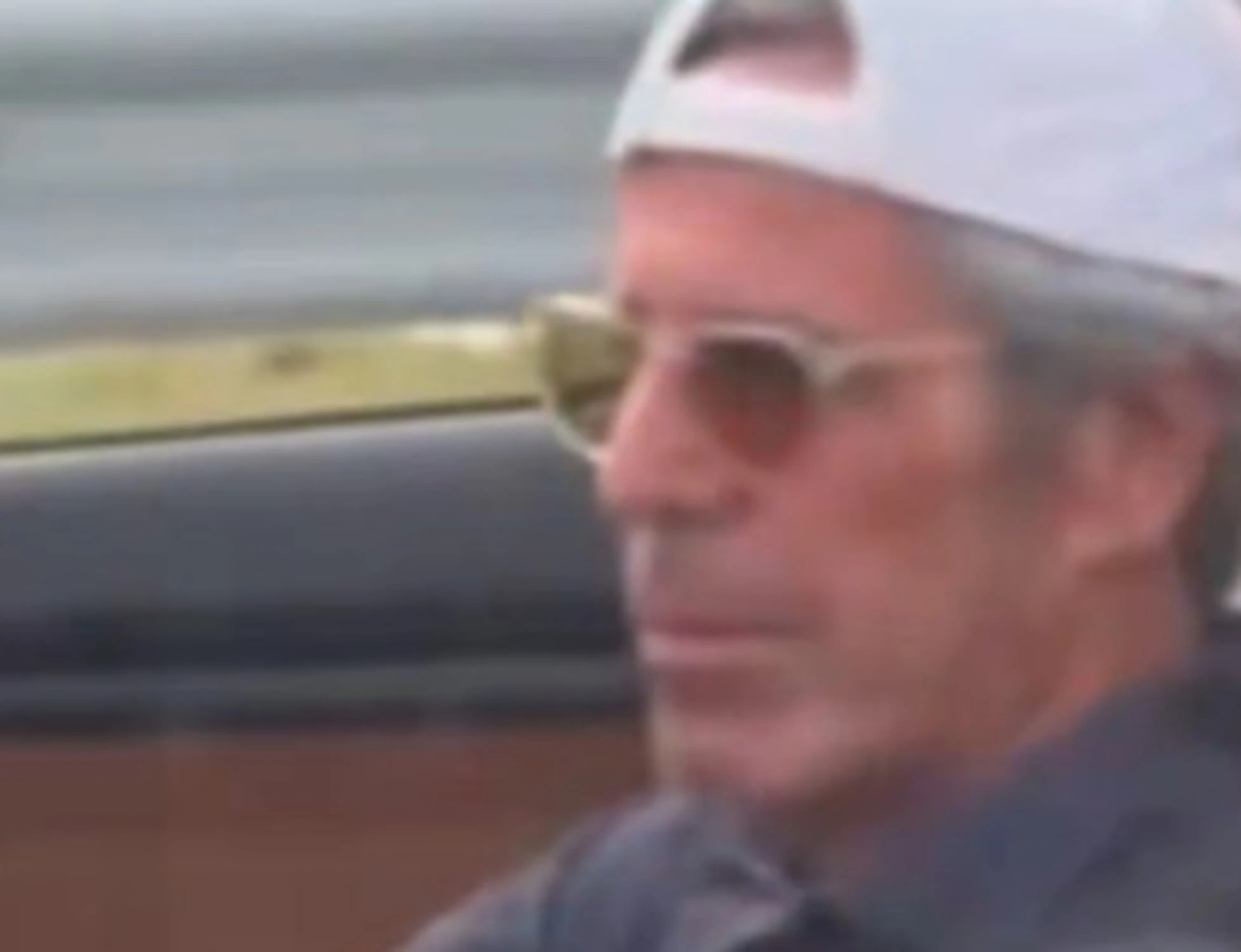 Jeffrey Epstein, video choc in autostrada: "Eccolo, è vivo"