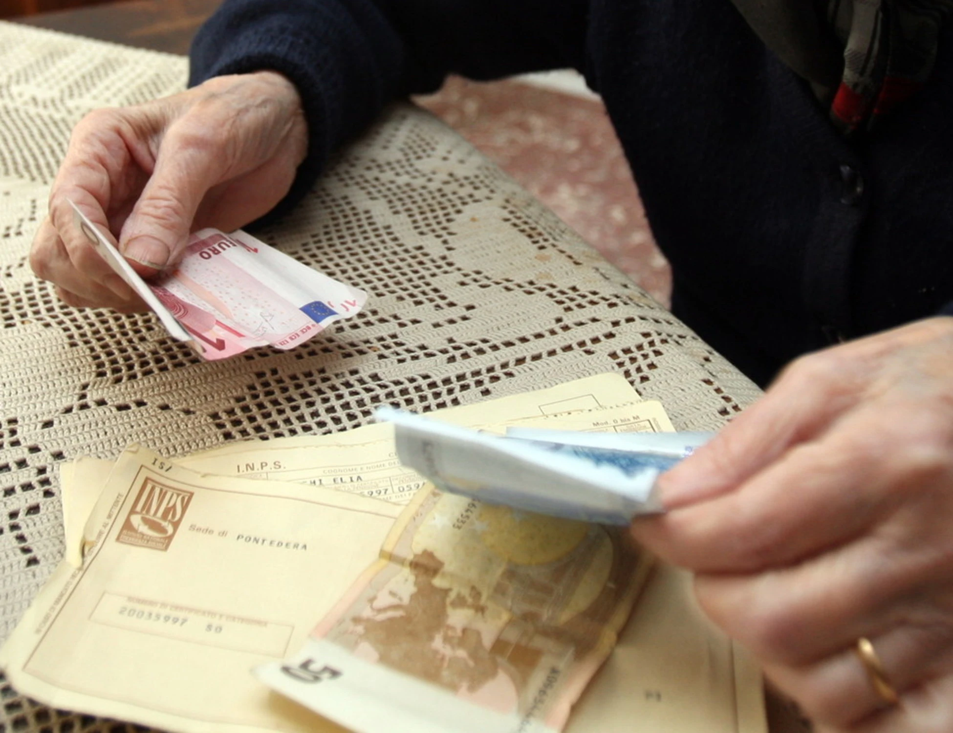 Torino, milionario lascia tutto (per dispetto) alla badante