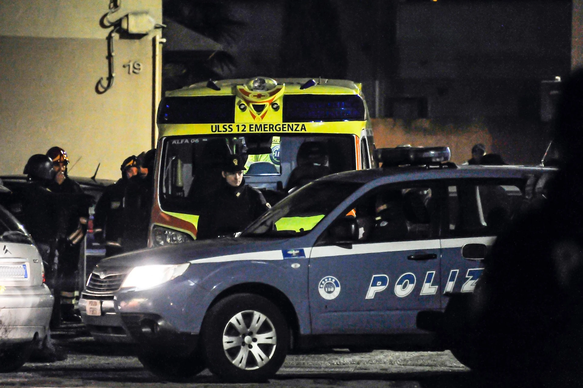 Roma, apre il cassonetto e trova le gambe di un cadavere di donna