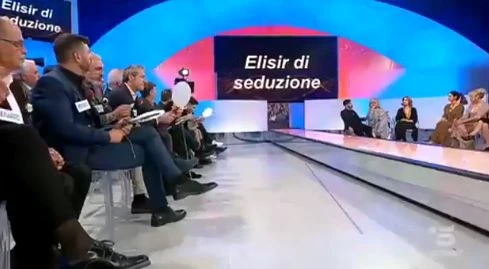 Uomini e donne, Trono over "scandaloso": Roberta sfila in sottoveste, gli anziani travolti dall'emozione