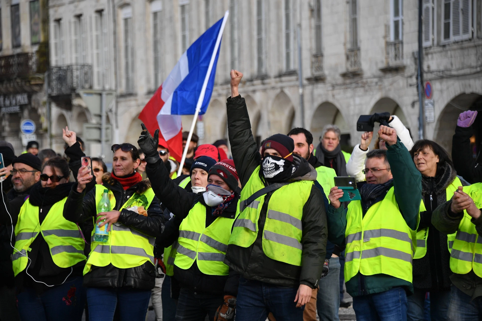 Luigi Di Maio annuncia l'appoggio ai gilet gialli: "Non mollate, siamo con voi. Vi diamo anche Rousseau"