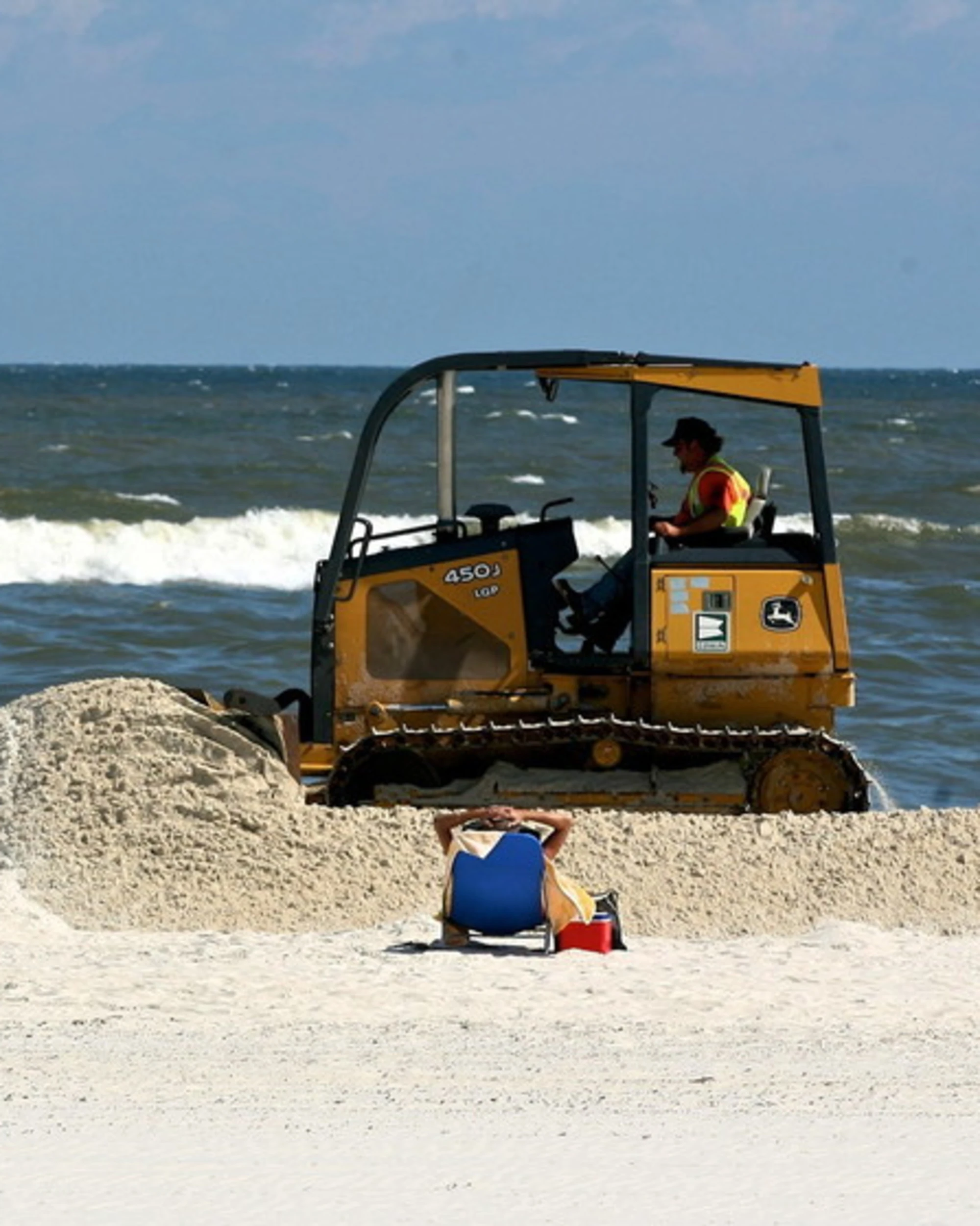 Cervia choc, chi c'era alla guida della ruspa killer in spiaggia