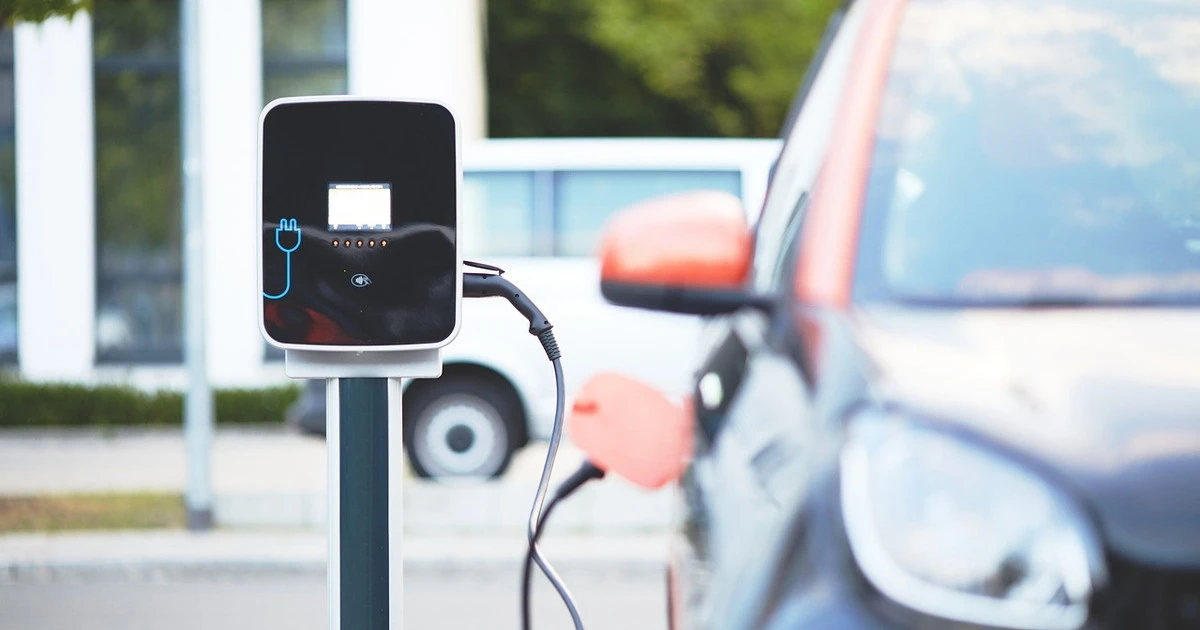 Auto elettrica, contrordine compagni! Ora è solo un mostro capitalista