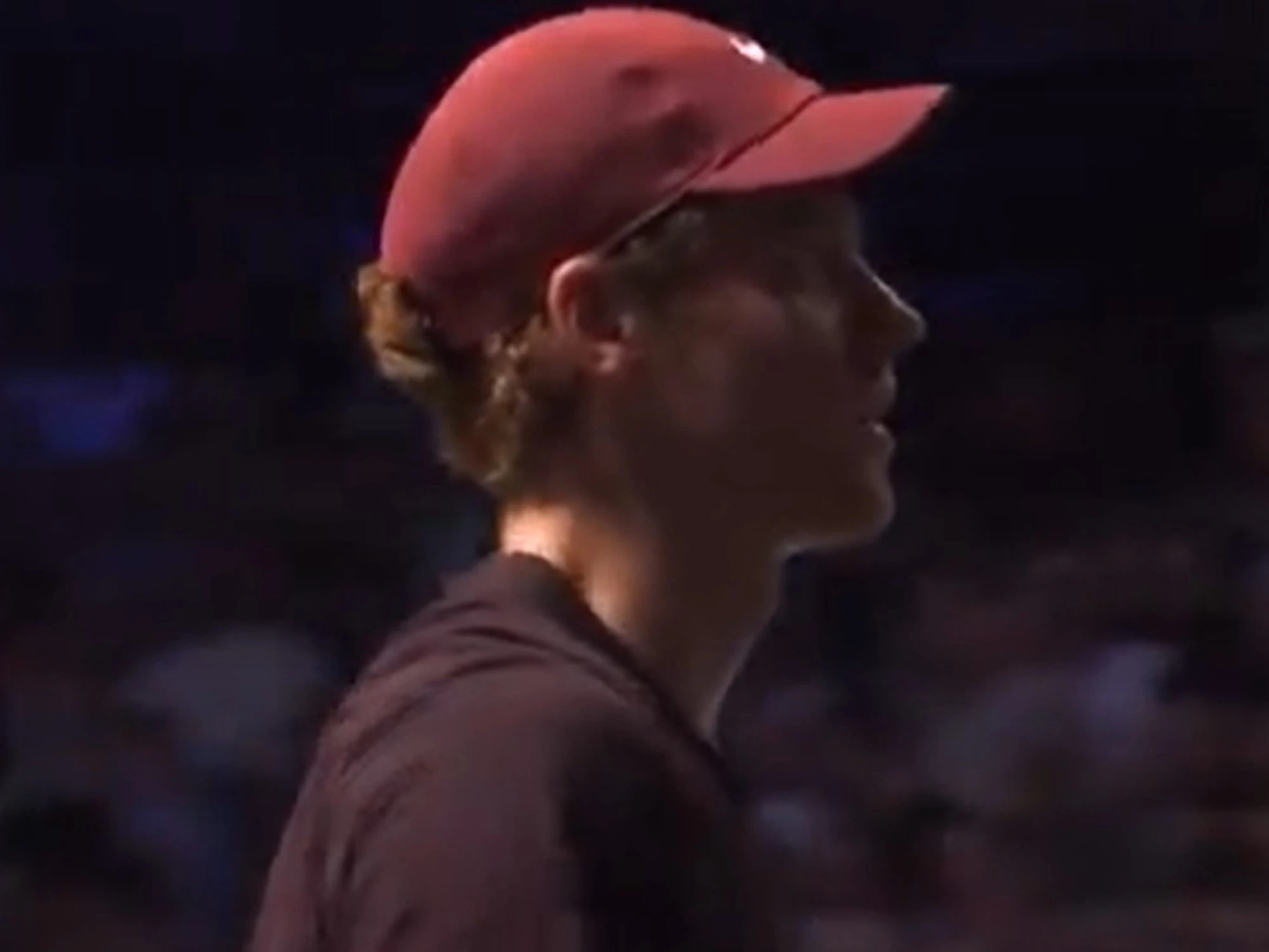 Jannik Sinner mai visto, sbrocca con Cahill: "F***, stai seduto?"