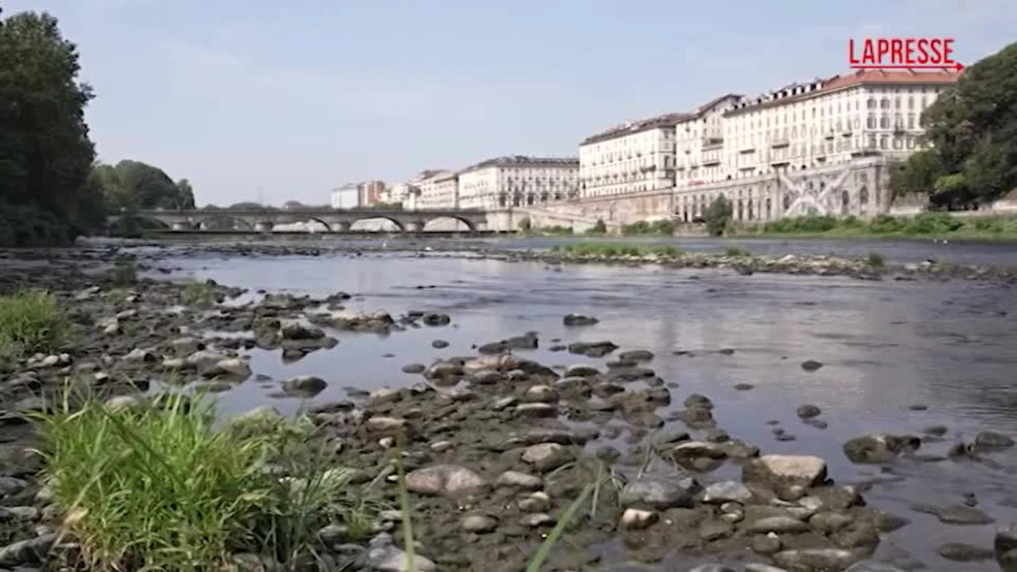 Siccità, il livello del Po a Torino è bassissimo: la situazione ai Murazzi