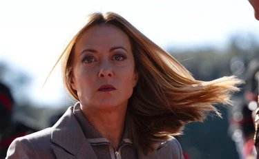 Giorgia Meloni, orrore femminista: l'insulto con la Vanoni, striscione choc