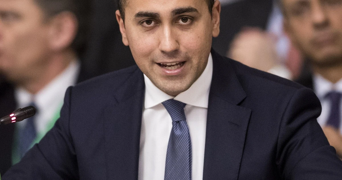 Luigi Di Maio, assume un fotografo personale a 35mila euro all'anno: "Necessario per gli eventi istituzionali"