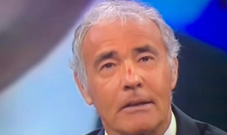 Massimo Giletti a Non è l'Arena in diretta con il naso rotto: "Risse e pugni..."