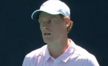 Sinner, la ragnatela e la faccia cattiva dopo il punto choc contro Tiafoe: tutto torna