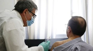 Vaccino, il racconto di una maestra: "Avevo già il braccio scoperto". AstraZeneca, lo stop all'ultimo secondo