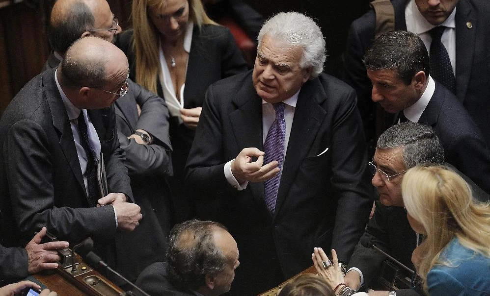 Brunetta: "Renzi ci vuol fregare". Verdini: "Lui ha carisma, tutti voi no"