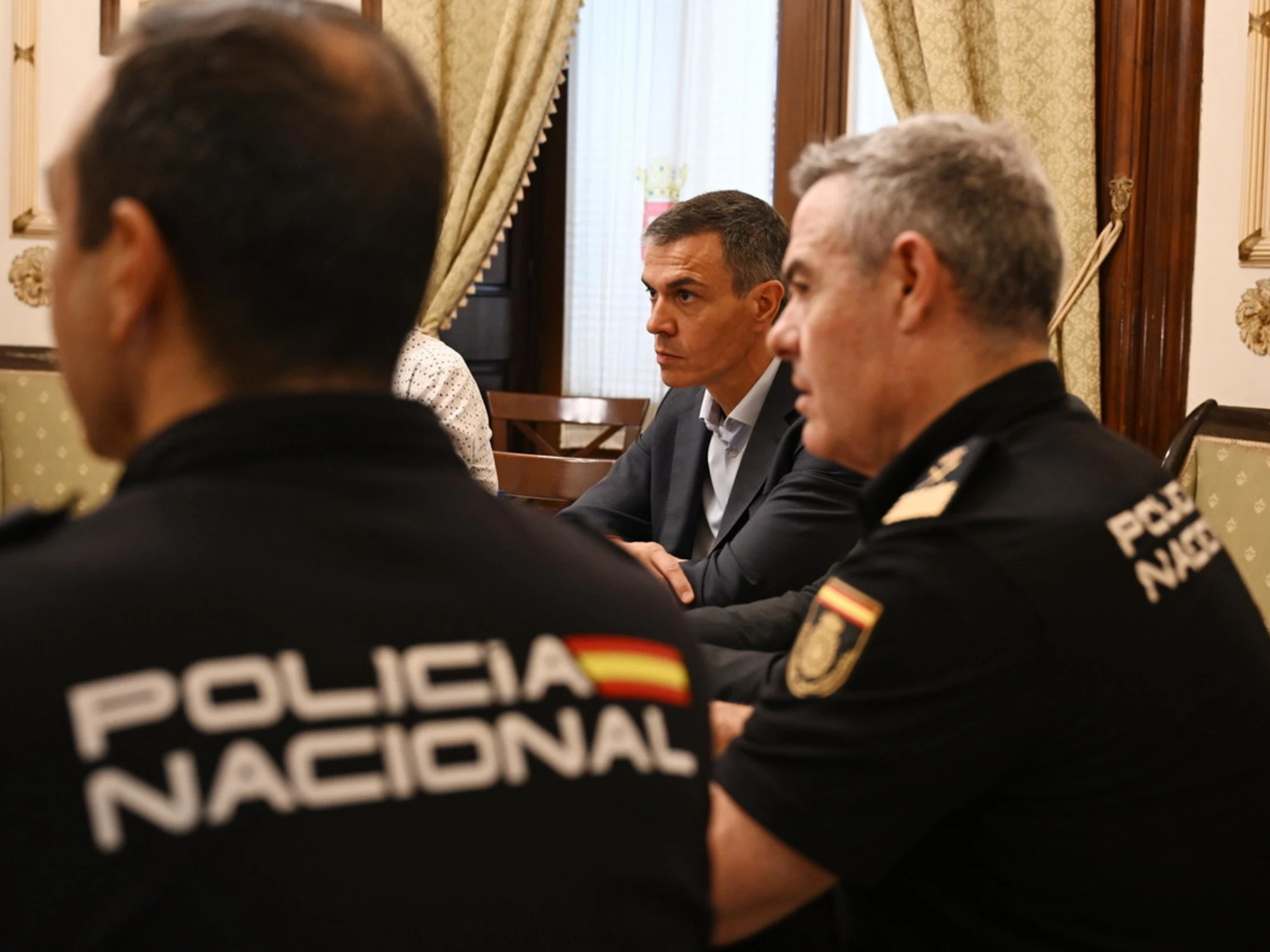 Sanchez a gestire l'emergenza? No, ecco dove l'hanno beccato: che figura...