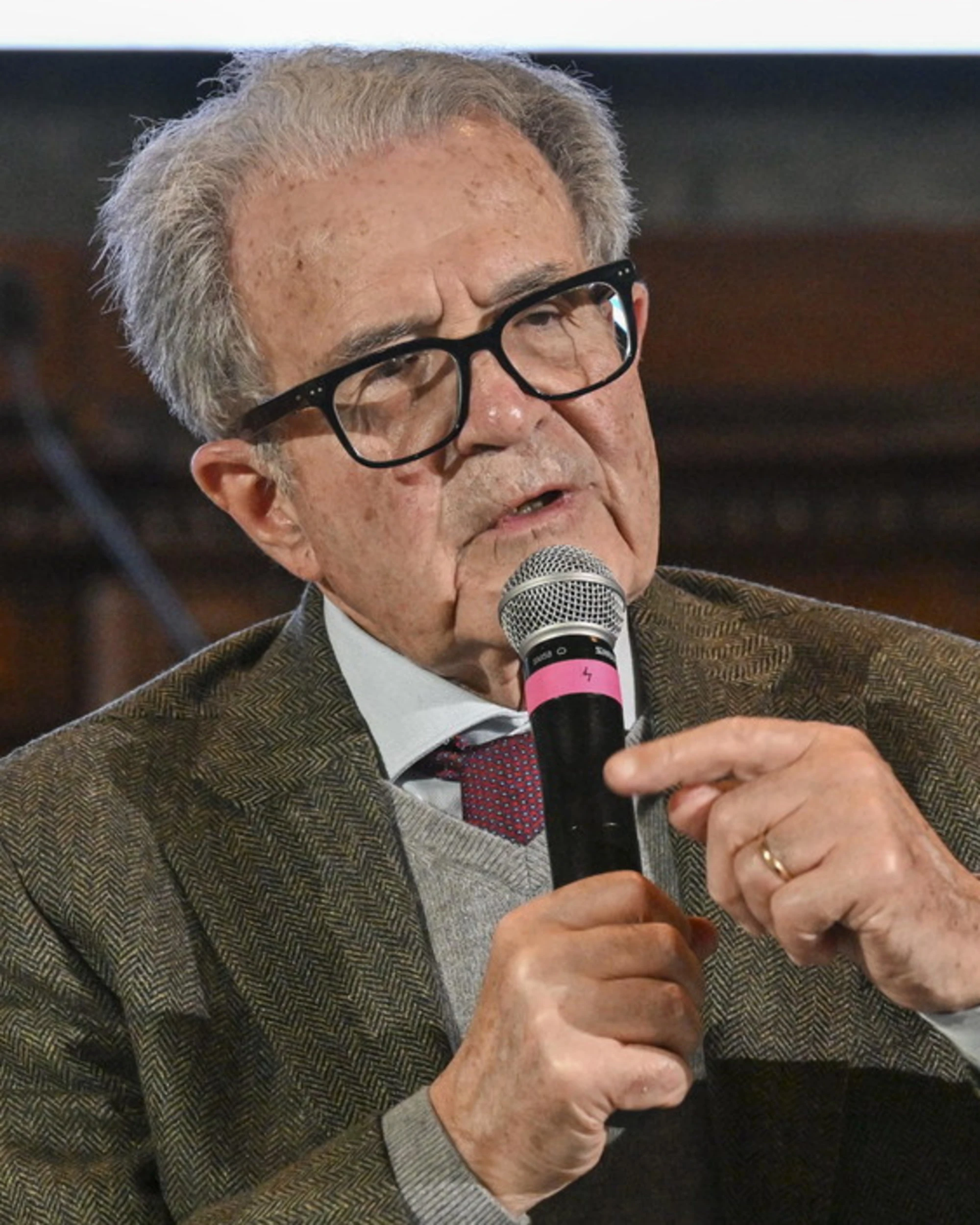 Romano Prodi attacca Meloni: "Imita Trump? Per fare le cose bisogna avere la forza"