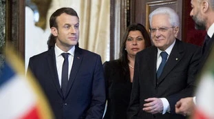 Sergio Mattarella e Macron, indiscrezione di Dagospia: "Se si mettono d'accordo...". La Francia si compra l'Italia?