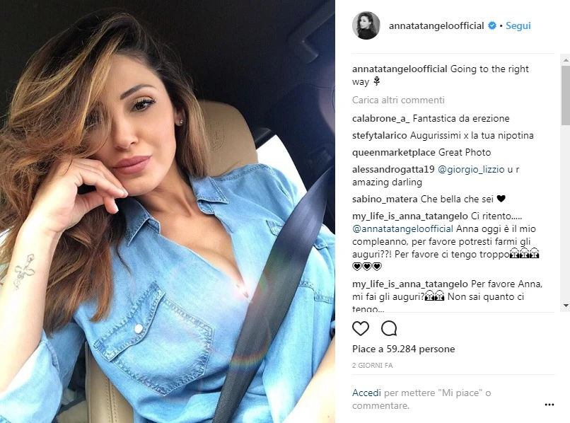Anna Tatangelo, la foto in camicetta di jeans: del reggiseno non c'è traccia