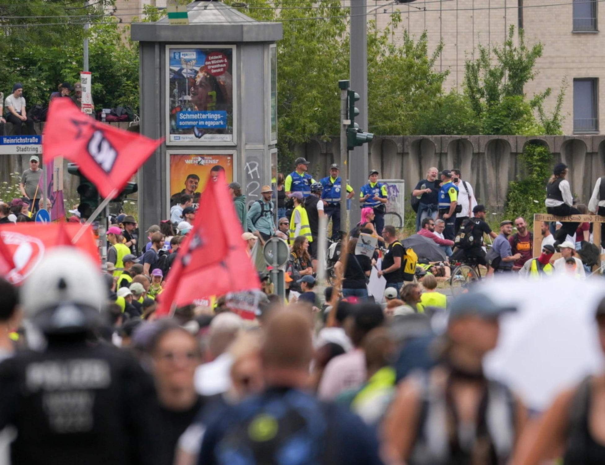 Il congresso di Afd scatena migliaia di estremisti violenti