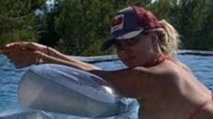 Wanda Nara in bikini a Ibiza: il costume sparisce in piscina, un Lato B da "allerta tsunami"