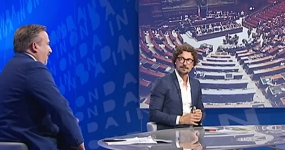 Danilo Toninelli sbeffeggiato a In Onda da Luca Telese: "Perché, di cosa hai paura?"