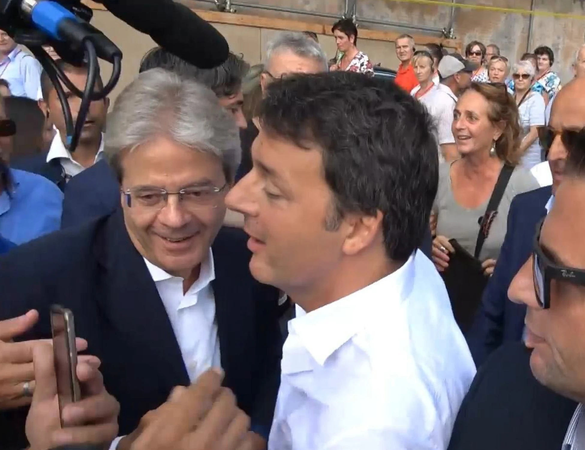 Matteo Renzi contro Paolo Gentiloni: "Lo ho salvato io. Ora anziché fare la morale aiuti il Pd"