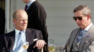 Principe Carlo, così Filippo lo umiliava e disprezzava: "Non sarai mai adatto", altro tsunami sulla famiglia reale