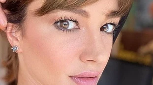 Asia Argento, "nella vita ci vuole cu***": primissimo piano del lato B in slip, fuga di massa dei followers