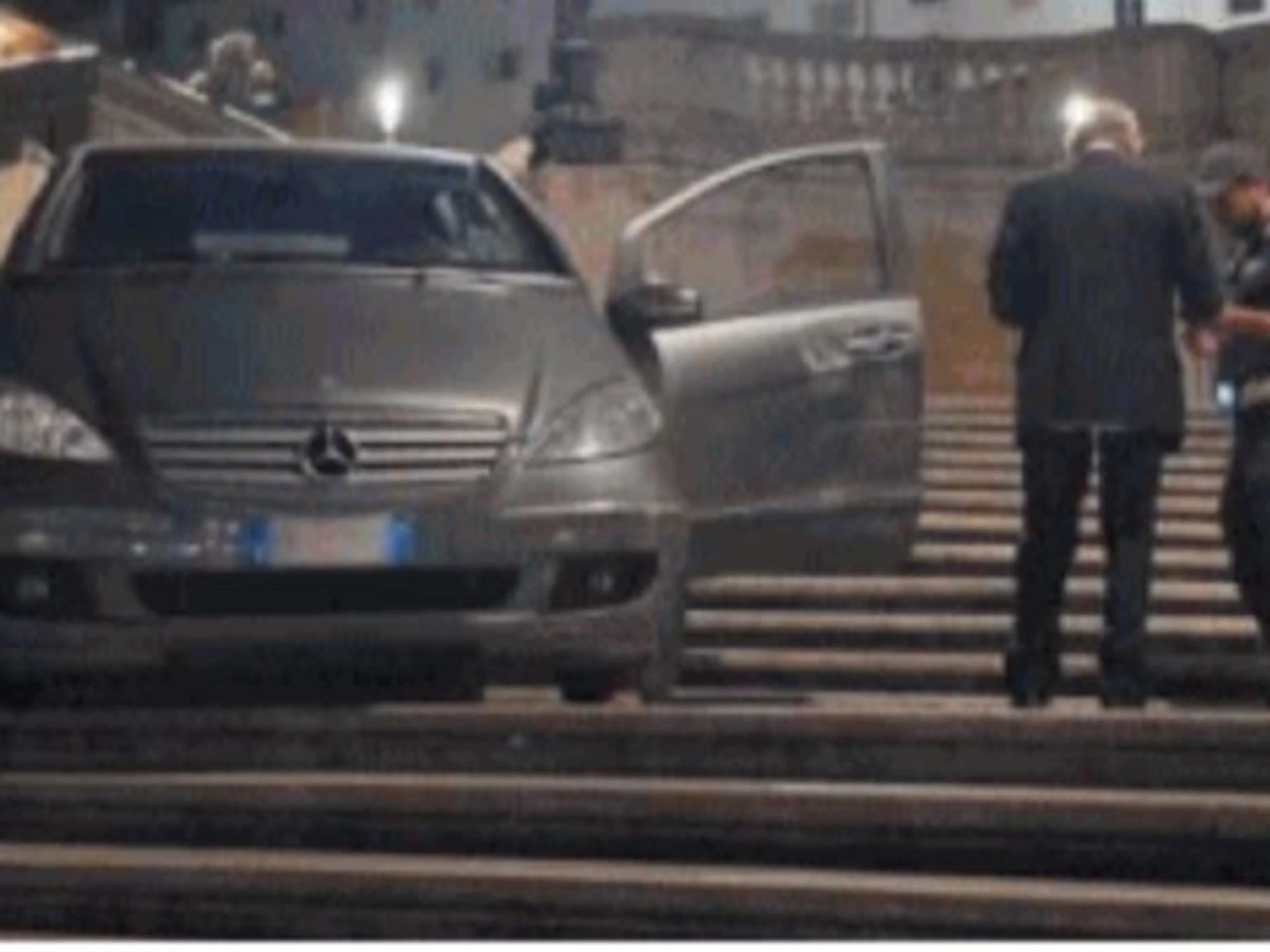 Un’ auto sulle scale di Trinità dei Monti È l’ennesima: "Colpa del navigatore"