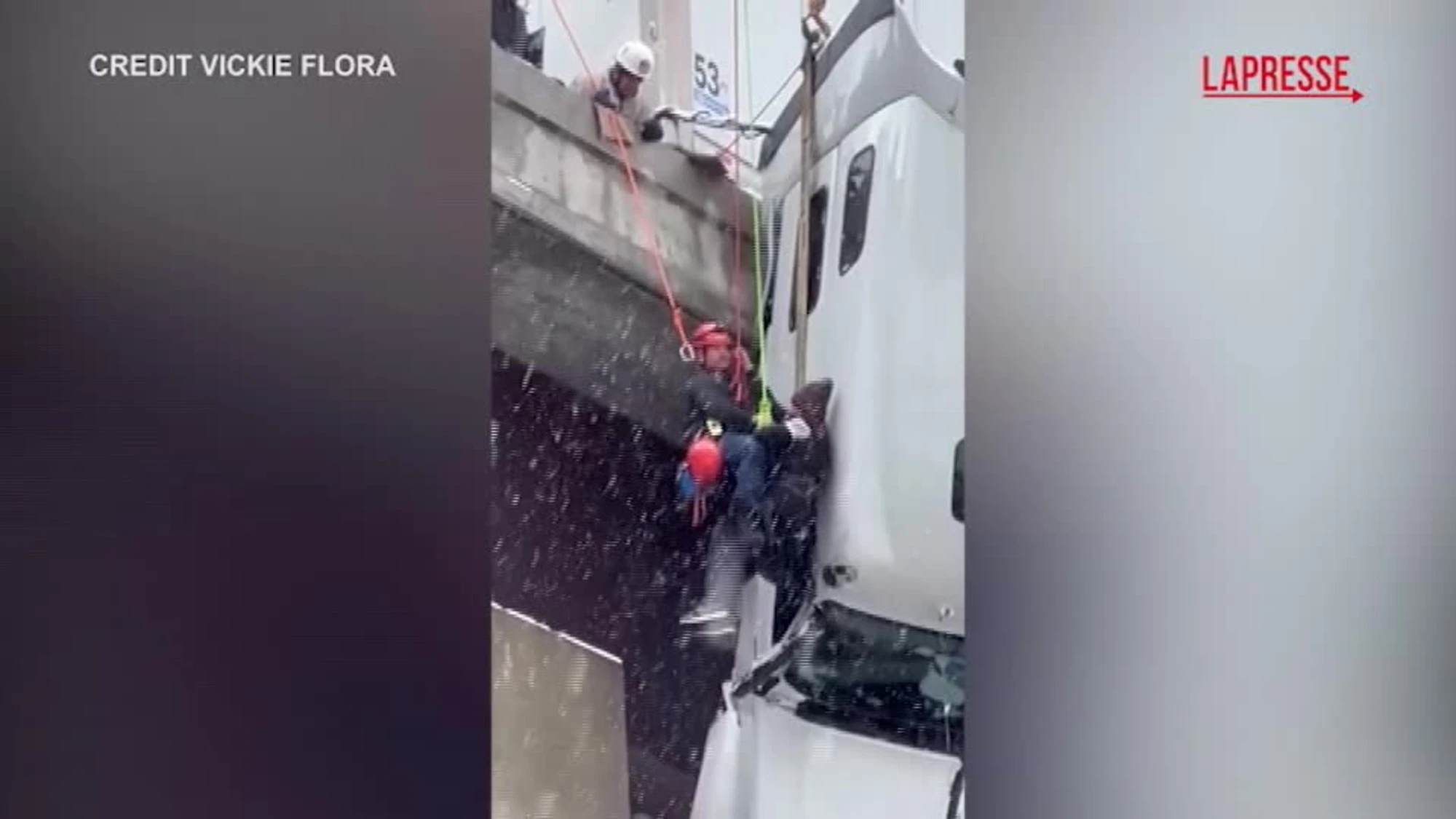 West Virginia, cabina di un camion sospesa su un ponte: l'incredibile salvataggio dell'autista