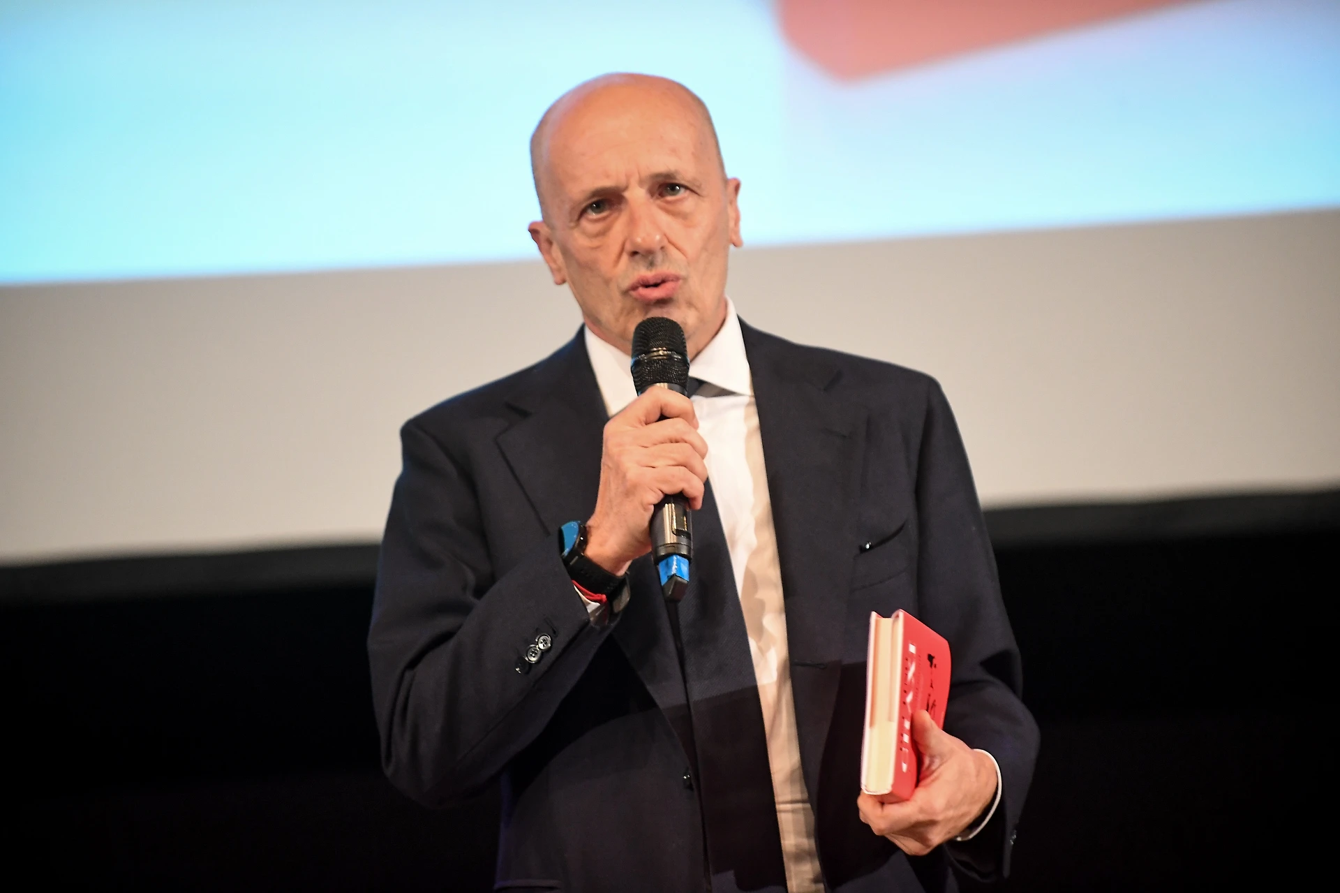 Alessandro Sallusti: "Salvini, Di Maio e Mattarella. E pure Macron. La giostra degli incapaci"