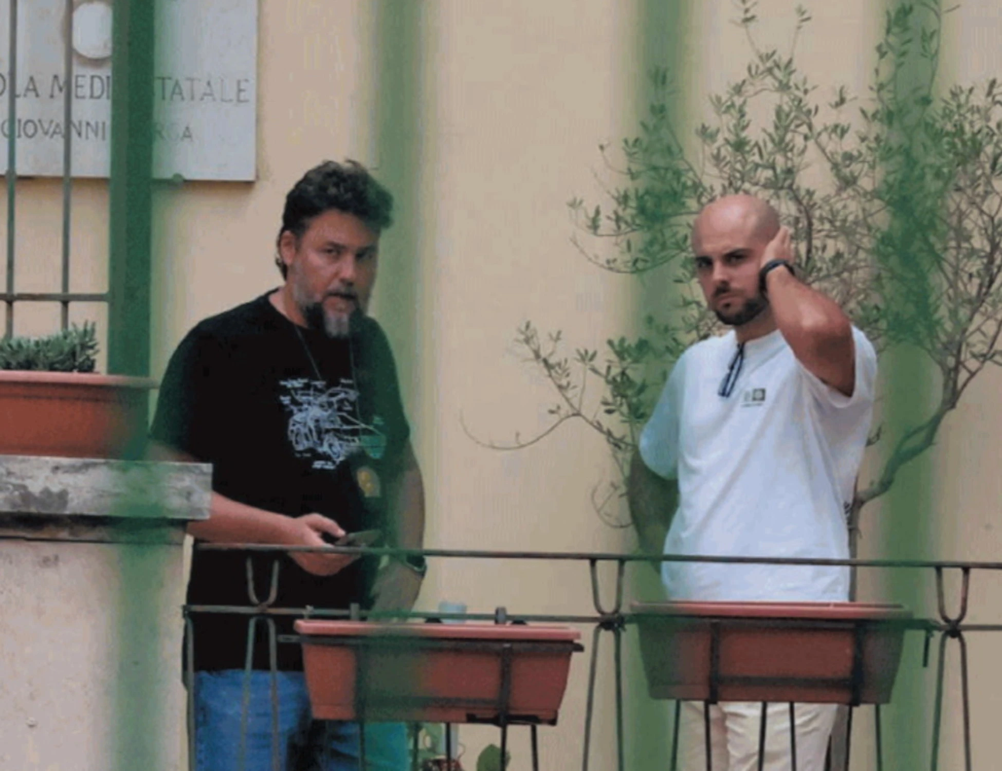 Roma, a 13 anni accoltella la prof per un debito in geografia. Il marito: "In galera lui e i genitori"