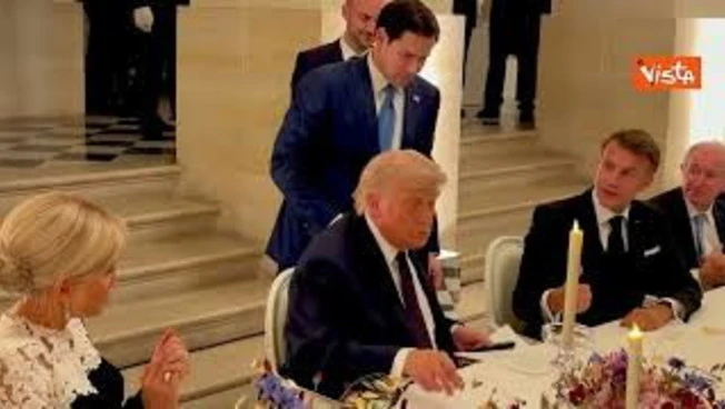 Trump firma la copia cartacea del memorandum di pace con l'Iran a Versailles, ospite di Macron
