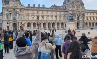 Francia, i violenti bloccano il Louvre? Massacrati dai turisti in rivolta