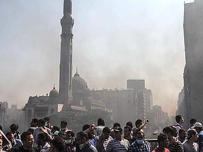 Egitto, esercito sgombera moschea Governo: la Fratellanza va sciolta