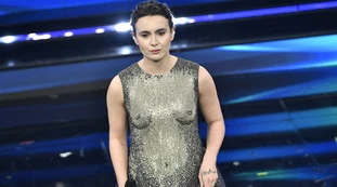 Madame, la più intima delle confessioni: "Ecco qual è la mia droga". E sulle foto senza veli... roba spinta