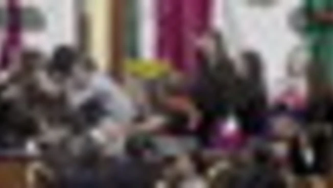 Spintoni, insulti e pugni: rissa in diretta al Parlamento in Messico