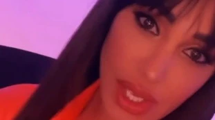 Belen Rodriguez a letto con De Martino, la foto rubata: passione vietata ai minori, uno scatto clamoroso