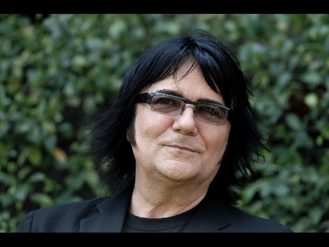 Renato Zero rapinato a Roma dai finti fan