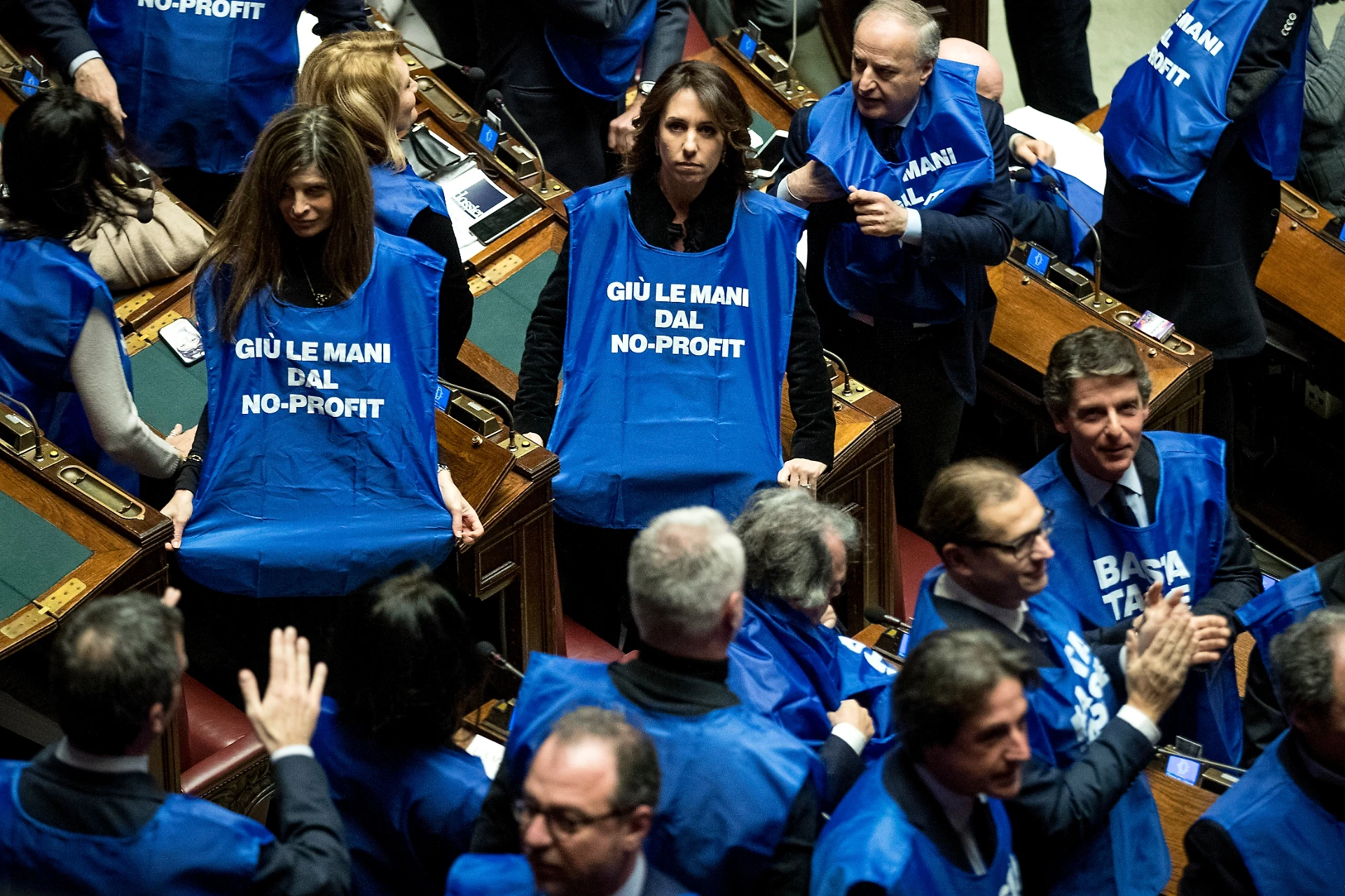 Forza Italia, il cortocircuito degli azzurri con il gilet di protesta