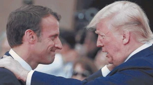Macron spiato a letto da Trump: vita sessuale del galletto, rivelazioni pazzesche