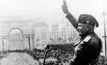 Pd a scuola dal Duce: "Fate come Mussolini, guardate le sue spalle"