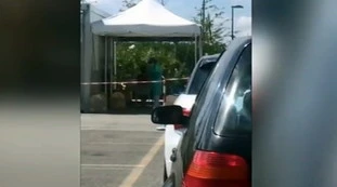Non è l'Arena, strano caso a Bergamo: i tamponi per il coronavirus del drive-in fatti fuori dall'auto